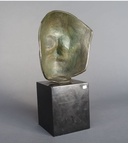 null Masque d’homme en bronze à patine verte, sur socle cubique en marbre noir.

XXe...
