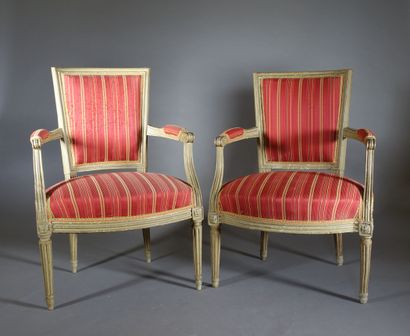 Deux fauteuils formant paire en bois laqué...