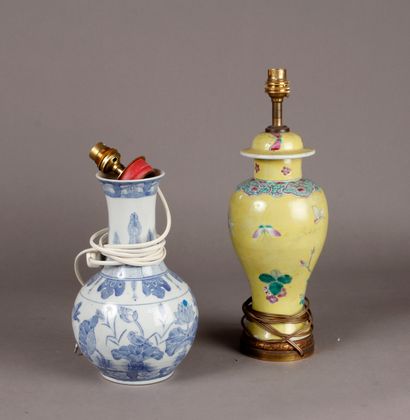 null Deux DIEDS DE LAMPE en porcelaine de Chine, l’une émaillé jaune, l’autre en...