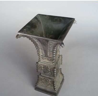 null Vase Gü de style archaïsant en métal à patine noire.

Chine, XXe siècle.

H :...