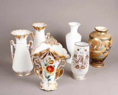 null Lot de six vases : Vase de sacristie en porcelaine à décor floral, paire de...