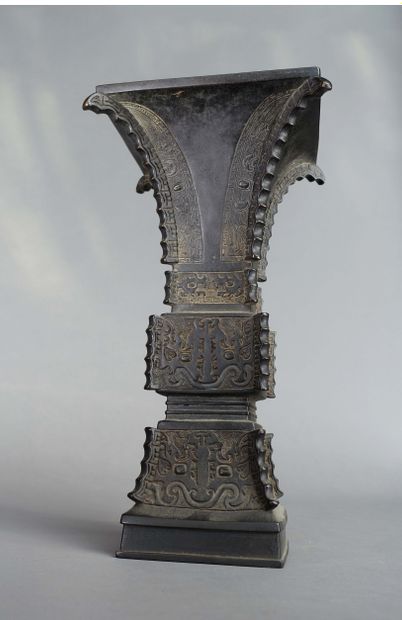 null Vase Gü de style archaïsant en métal à patine noire.

Chine, XXe siècle.

H :...