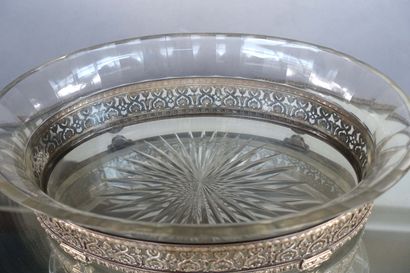 null Surtout ovale en verre sur un plateau à miroir, cerclage en argent à décor d’oves,...