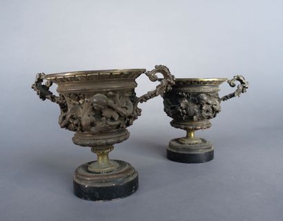 null Paire de petits vases à anses en bronze à décor en relief d’escargots et de...
