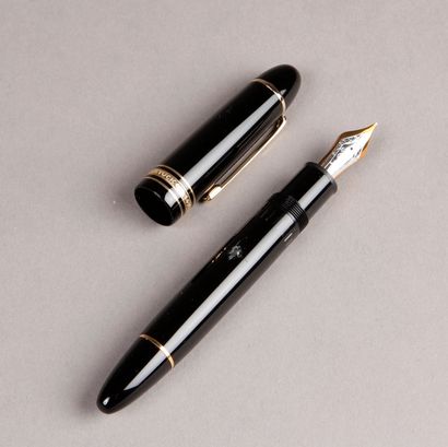 null MONTBLANC. Meisterstuck fountain pen in black resin and gold metal ring, gold...