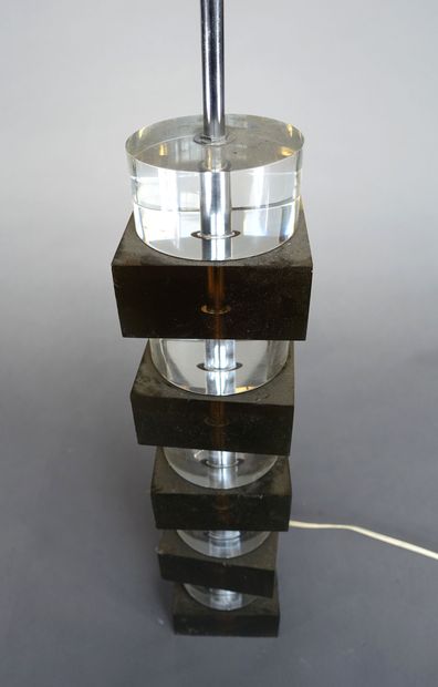 null Pied de lampe en plexiglas composé de cinq cylindres et cinq cubes fumés alternés...