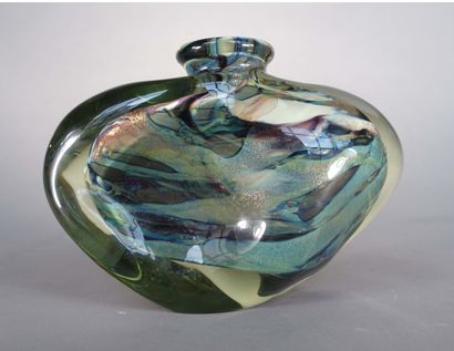 null Michèle LUZORO (née en 1949)

Grand vase à panse défoncée en verre à décor intercalaire...