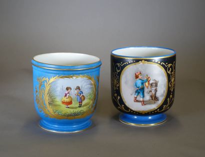 null Deux cache-pots en porcelaine à décor de scènes d’enfants dans des médaillons...