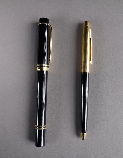 null WATERMAN. Fountain pen and ballpoint pen in black resin and gilded metal ring...