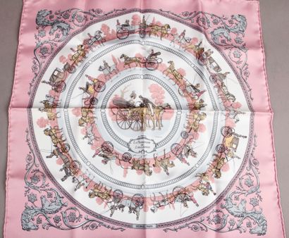  HERMES. Gavroche en soie, fond rose et blanc. 
La promenade de Longchamps, dessiné...