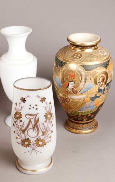 null Lot de six vases : Vase de sacristie en porcelaine à décor floral, paire de...