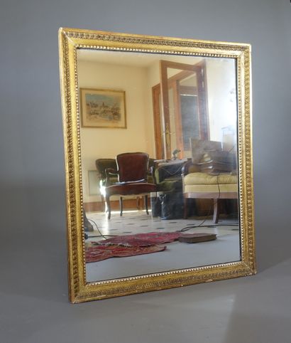 Miroir rectangulaire en bois doré à décor...