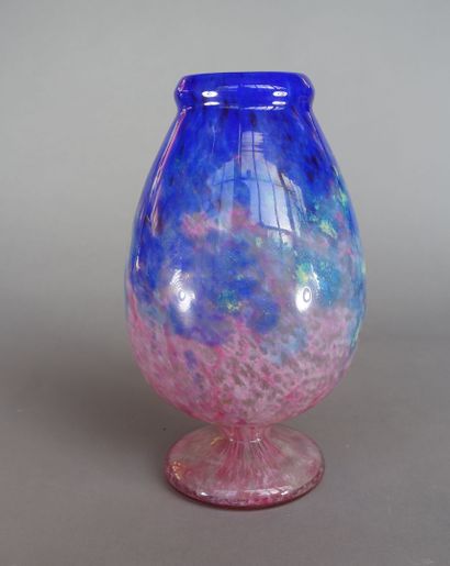 null SCHNEIDER. Vase sur piédouche en verre émaillé bleu et rouge.

XXe siècle.

H :...