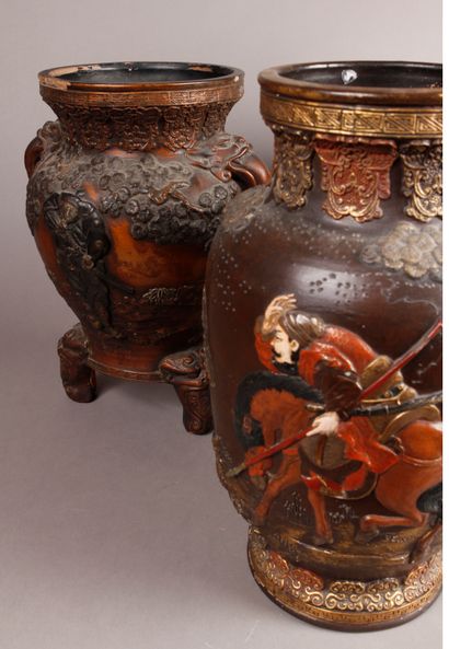 null Ensemble de quatre vases en terre cuite laquée à l’imitation du bronze à décor...
