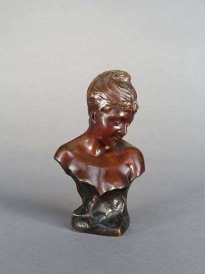 null J. GARNIER (XXe siècle)

Buste de jeune femme

Epreuve en bronze à patine brune,...
