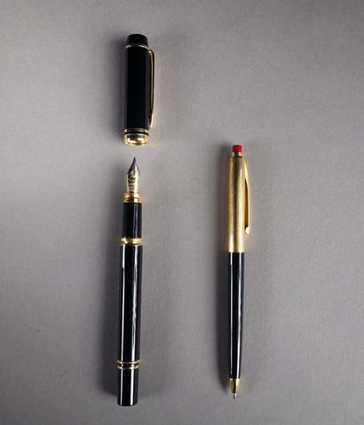 null WATERMAN. Fountain pen and ballpoint pen in black resin and gilded metal ring...