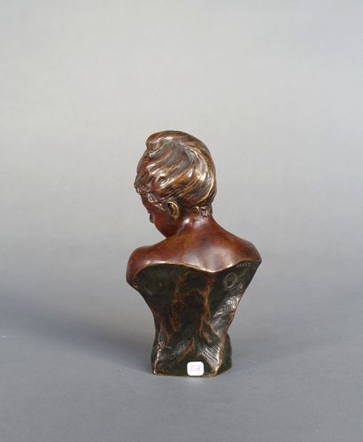 null J. GARNIER (XXe siècle)

Buste de jeune femme

Epreuve en bronze à patine brune,...