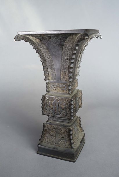 Vase Gü de style archaïsant en métal à patine...