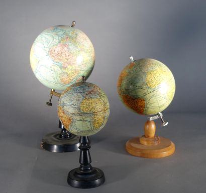 null Trois petits globes terrestres, piétement en bois noirci.

Début XXe siècle....