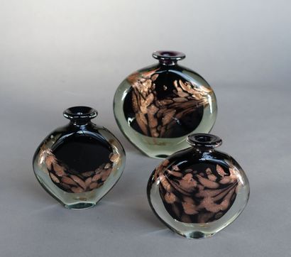 null Michèle LUZORO (née en 1949)

Suite de trois vases en verre à panse aplatie...