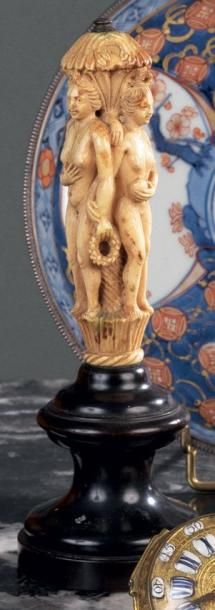 null Manche de poignard en ivoire sculpté à décor de trois femmes nues. XVIIe siècle...