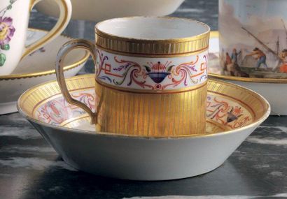Sèvres Gobelet litron et sa soucoupe en porcelaine dure à décor polychrome d'une...