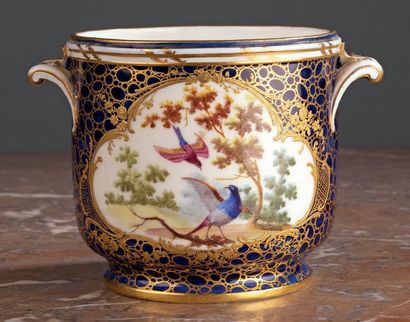 Sèvres Seau à verre en porcelaine tendre à décor polychrome d'oiseaux sur terrasse...