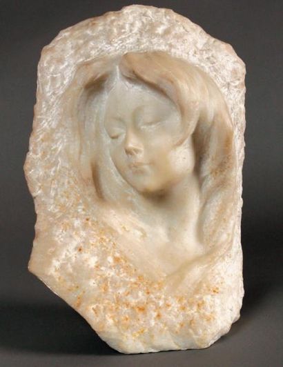 G. VERONA Tête de femme Sculpture en marbre blanc, signé sur le côté. H. 48 cm