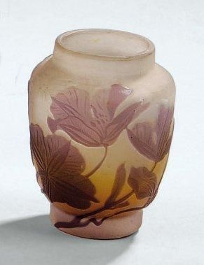 Emile GALLÉ (1846-1904) Vase conique à épaulement renflet et petit col droit, épreuve...
