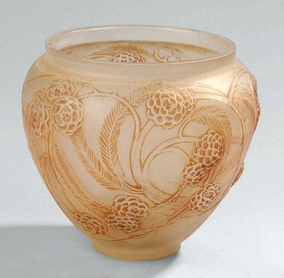 Réné LALIQUE (1860-1945) Vase néflier, épreuve de tirage industriel réalisé en verre...