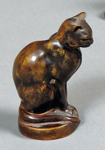 Max LE VERRIER (1891-1973) Chat assis Épreuve en bronze à patine brune, signée sur...