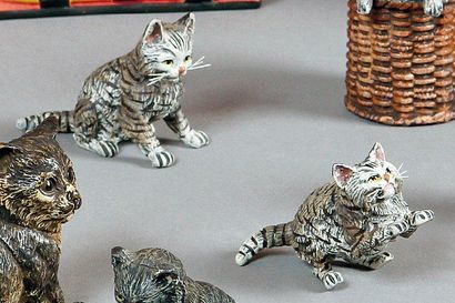 null Deux chats, l'un assis, l'autre aux aguets, en bronze peint. H. 5 et 3,5 cm