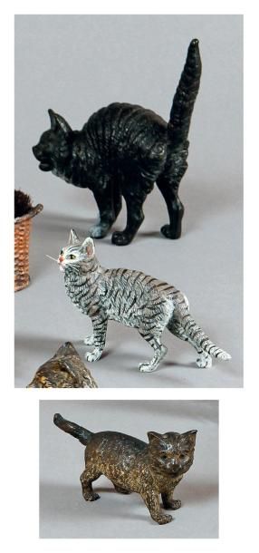 null Lot de trois chats: Chat debout en bronze peint, porte un cachet sous le ventre....