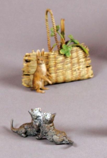 null Cinq groupes de chats en métal peint: Deux chats jouant, Panier avec un lapin,...