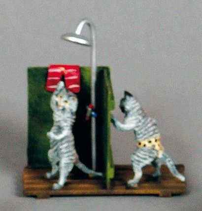 null La Douche en métal peint, composée d'un chat faisant sa toilette et d'un voyeur...