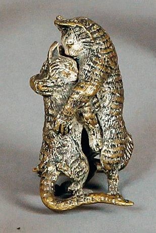 Deux chats dansant en bronze peint, portant...