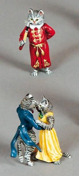 Deux groupes de chats costumés en métal peint:...