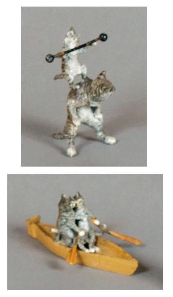 Deux groupes de chats en bronze peint: Les...