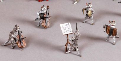 null L'orchestre. Réunion de six chats musiciens en bronze peint. H. 4 cm
