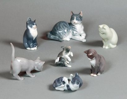 null Deux chats en porcelaine émaillée gris-blanc. Copenhague, Bing and Grondall....