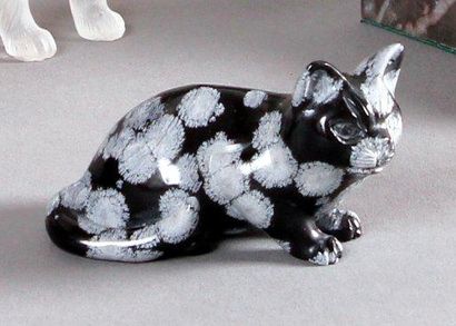 Chat allongé en obsidienne mouchetée. H....