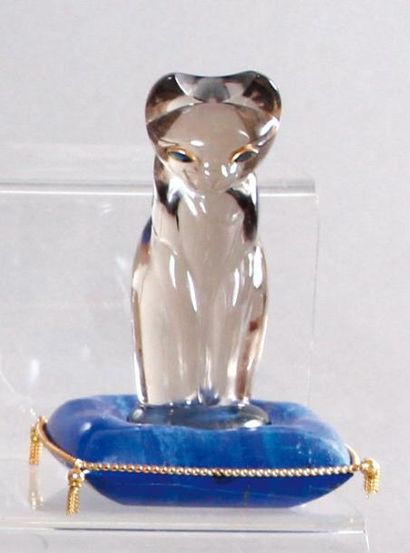 null Chat assis en quartz sur un socle en forme de coussin en lapis-lazuli orné d'une...