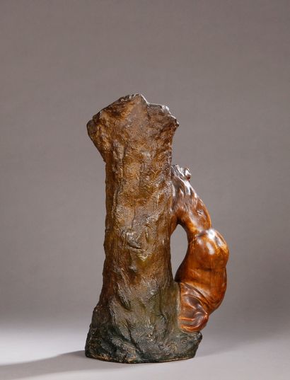 null Vase en terre cuite représenta une femme près d’un tronc d’arbre.

Signé de...