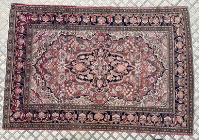 Ispahan. Woolen carpet with a poly-lobed...