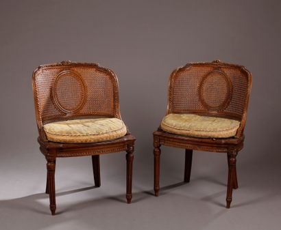 null Pair of caned gondola chairs with central medallion carved with ribbon torus,...