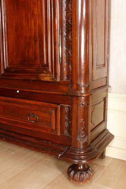 Non venu Important castle cabinet in walnut with rich carved decoration, opening...