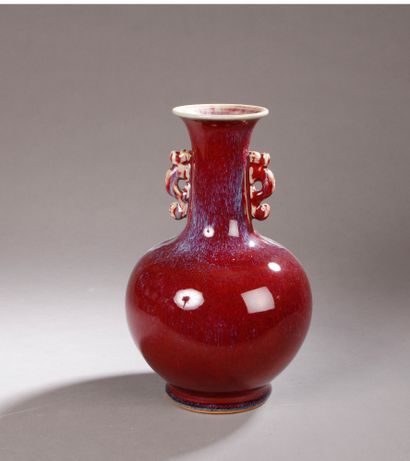 Vase pansu à long col à anses en forme de...