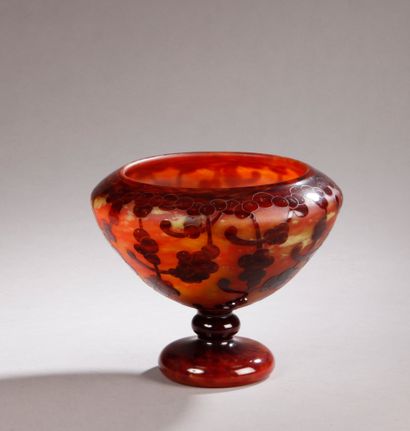null The French glass

Glass pedestal bowl with acid-etched decoration of fruits...