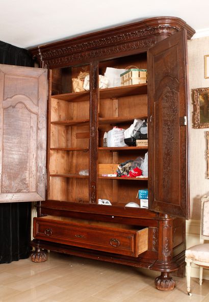 Non venu Important castle cabinet in walnut with rich carved decoration, opening...