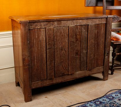 null Moulded walnut chest of drawers opening to four drawers on three rows, triple...
